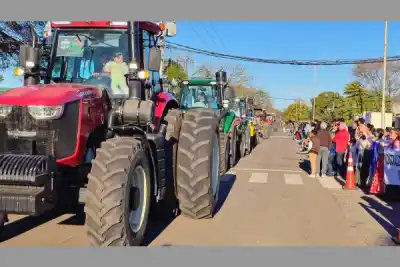 Miles de personas colmaron la avenida Belgrano: el desfile que emocionó a Fernández en la previa de su aniversario