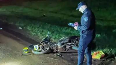 Se llevó puesto a un motociclista en Panambí y escapó: la Policía busca un Citroën gris
