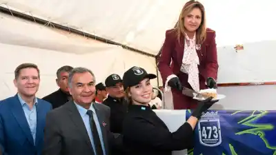 El gigante dulce que enamoró a Santiago: repartieron un alfajor de más de 2 toneladas