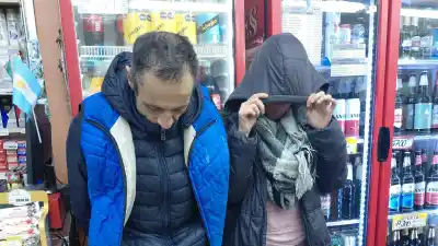 Se llevaron fiambres escondidos en la ropa, el negocio los descubrió y terminaron presos