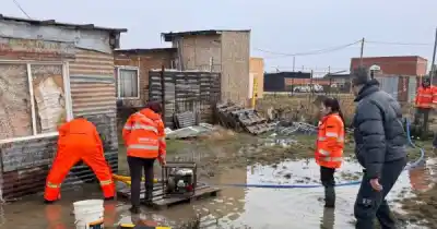 Desesperados con agua en sus casas: el operativo que asiste a familias en Río Gallegos