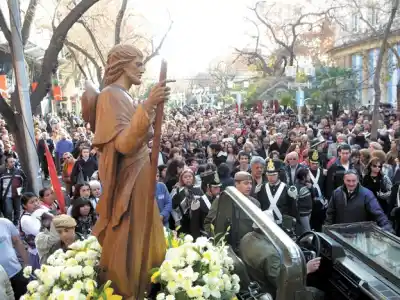 El emotivo momento que paralizó la Peatonal Sarmiento: la fe y la tradición se dieron cita en Mendoza