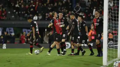 Sufrimiento, coraje y un penal que valió oro: así debutó Newell's con un triunfo que ilusiona