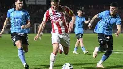 Le sacaron la camiseta, le anularon un gol y el árbitro no vio nada: la furia de San Martín