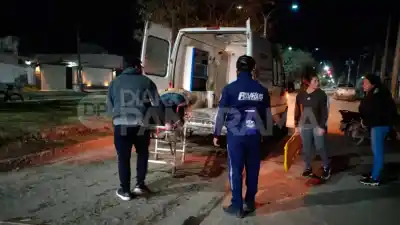 Se llevó puesto el pavimento en Añatuya: una mujer de 50 años terminó internada tras un violento derrape