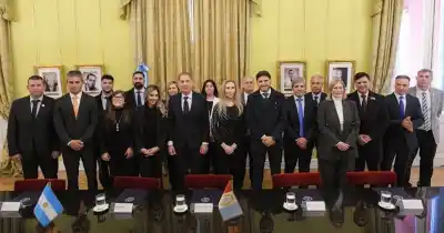 El retrato que marca el fin de la guerra: Karina Milei, Pullaro y Santilli, juntos en una foto que redefine la relación Nación-Santa Fe