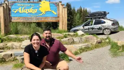 Llegaron a Alaska en un auto de los 90 y volvieron para el banderazo: la historia que emociona