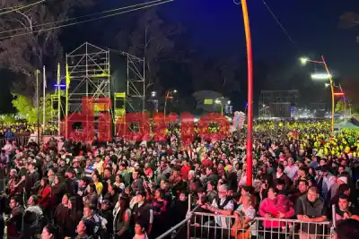 El Parque Aguirre explotó de gente: así se vive la noche del 473° aniversario de la Madre de Ciudades