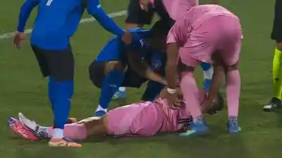 Un cabezazo en la nuca y el silencio se apoderó del estadio: Germán Berterame salió en ambulancia