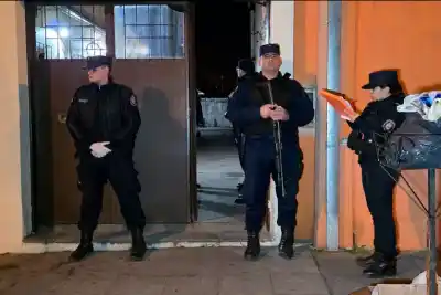 Lo que encontró la Policía en un allanamiento por amenazas en Concordia: droga, un arma y un inesperado 'delivery'
