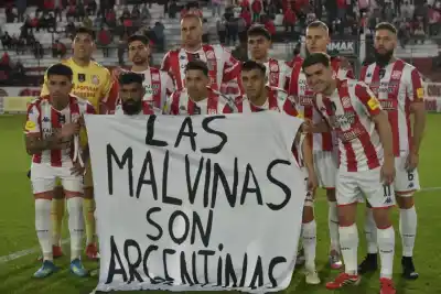 El momento viral que llevó la bandera de Malvinas a los pies del plantel de San Martín