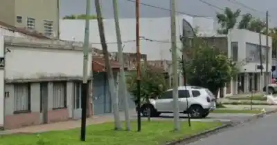 A punta de pistola le robaron el auto en plena calle y ahora pide desesperada ayuda en redes