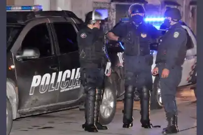 Esperaba el colectivo en Av. Belgrano y un motochorro le arrebató el celular: la persecución terminó en un allanamiento