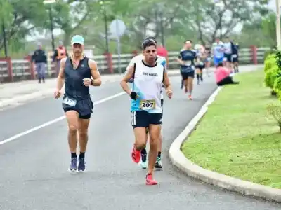 Más de 320 atletas de 16 provincias y 4 países: arrancó la Ultra Maratón 2026 en la costanera