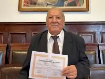Mario Sandoval juró como abogado a los 85 años tras superar múltiples desafíos