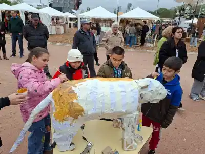 Miles de chaqueños vivieron la educación en la Bienal: talleres, becas y un mural que unió a todas las escuelas