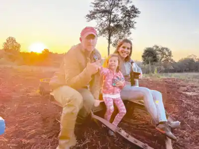 Con humor y un machete: la joven de Campo Ramón que conquista redes mostrando la vida en la chacra