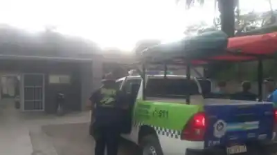 Efectivos de la Policía Lacustre asisten a dos mujeres con síntomas de golpe de calor en El Cadillal