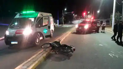 Un motociclista terminó semiconsciente tras caer en Cabo 1.º Rodríguez y Rivadavia
