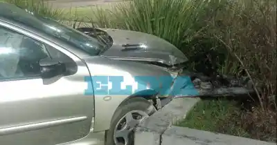 Un conductor perdió el control y destrozó su auto contra la rambla de 7 y 32