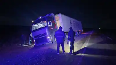 Un descuido en la ruta casi termina en tragedia: camión explota una cubierta y termina fuera del camino