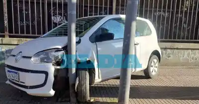 Se subió a la vereda y se incrustó contra un poste: el insólito accidente en el centro de La Plata