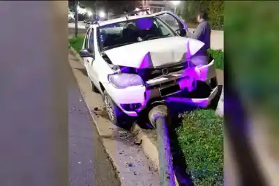 Una mujer perdió el control de su auto y terminó incrustada contra un poste de luz en Paraná