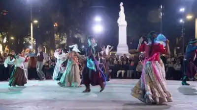 Bailaron hasta los turistas: así se vivió la primera noche del Encuentro de Folclore en Plaza Independencia