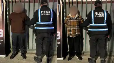 Viajaban en un taxi trucho y la policía encontró algo que no esperaban debajo del asiento