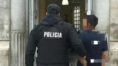 Un ruido en la madrugada alertó a un vecino: la policía atrapó al ladrón en pleno robo