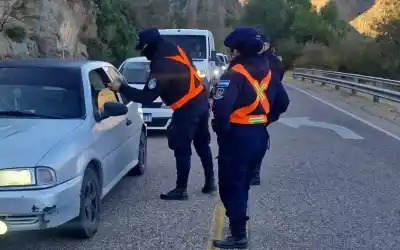 Cinco menores viajaban a dedo desde La Rioja: la Policía los interceptó en la Ruta 40 y descubrió que cuatro no eran familia del conductor