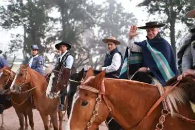 Miles de jinetes ya cabalgan en la 29° edición de la Cabalgata de la Fe: el gobernador Zdero se suma a la peregrinación