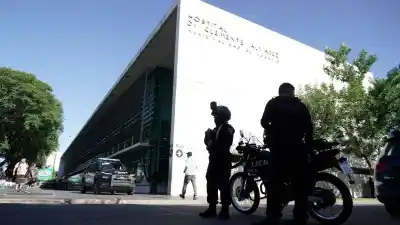 Atacaron a balazos en plena vía pública: un muerto y una mujer internada