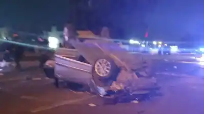 Perdió el control y volcó en Circunvalación: quedó atrapado y lo rescató la policía