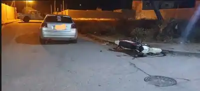 Una maniobra al estacionar desató una tragedia: motociclista terminó con fracturas y cortes en plena avenida