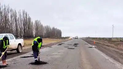 Vuelven a tapar pozos en la Ruta 151 con fondos propios y preparan un abrazo simbólico para exigir la obra definitiva