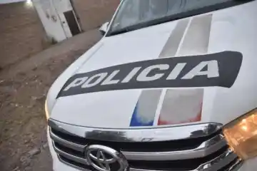 Arrojaron piedras a un salón de eventos, agredieron a un policía y terminaron detenidos en San Martín