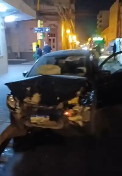 Chocó dos autos en Güemes y 20 de Febrero y escapó: buscan al conductor que cruzó en rojo