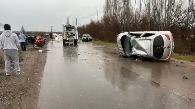 Chocó contra un poste en la Ruta Chica y salió despedido del auto: lo trasladaron en código rojo