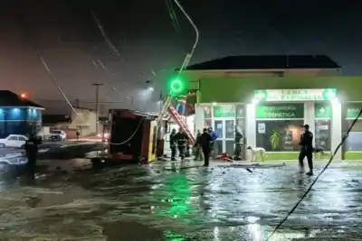 Un bache en la ruta, un trompo y una autobomba volcada: tres bomberos al hospital