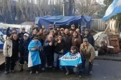 Carpa firme: retirados policiales siguen en alerta mientras esperan una definición del Gobierno