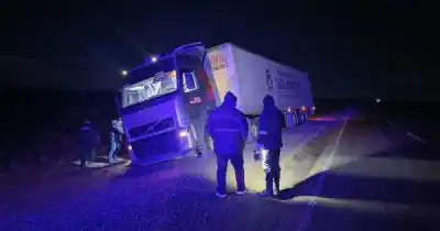 Un camión reventó una rueda en la Ruta 3 al esquivar un hierro y terminó en la banquina