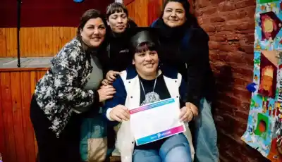 A los 13 años dejó la escuela para trabajar y hoy, junto a sus vecinos, terminó la secundaria