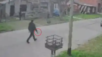 Tiró 30 balazos contra tres casas en Ringuelet y lo atraparon cuando huía a pie