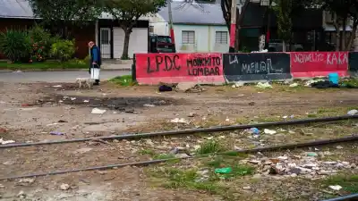 Llegó en auto, disparó contra un grupo y escapó: un joven muerto y una mujer grave en zona oeste