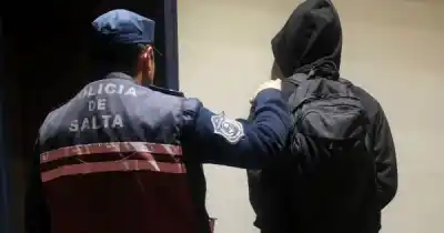 Caminaba tranquilo por una plaza y lo detuvieron: tenía un pedido de captura