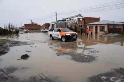 Deshielo y lluvias: la alerta que no para y el operativo que busca contener el agua en Santa Cruz