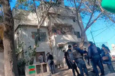 Desesperada decisión en La Banda: se arrojó de un balcón y dejó a su hija de 4 años atrapada