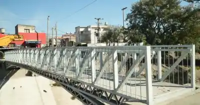 Dejaron atrás el peligro: así es la nueva pasarela que cambió la vida en el canal Yrigoyen