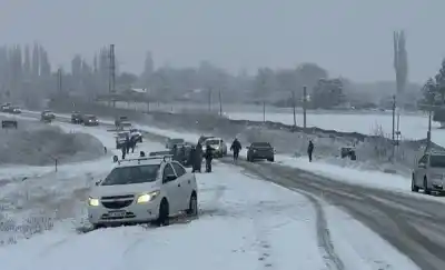 La nieve no da tregua: cortan rutas en la cordillera y hay vehículos despistados
